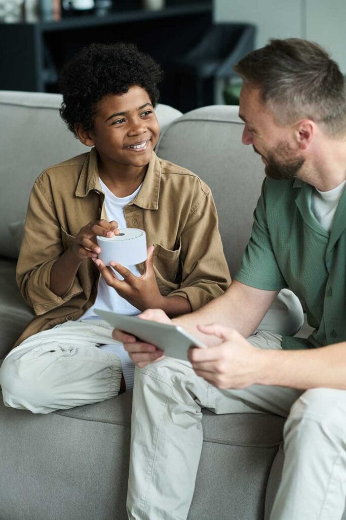 Rustig gesprek tussen twee mensen in een huiselijke omgeving.